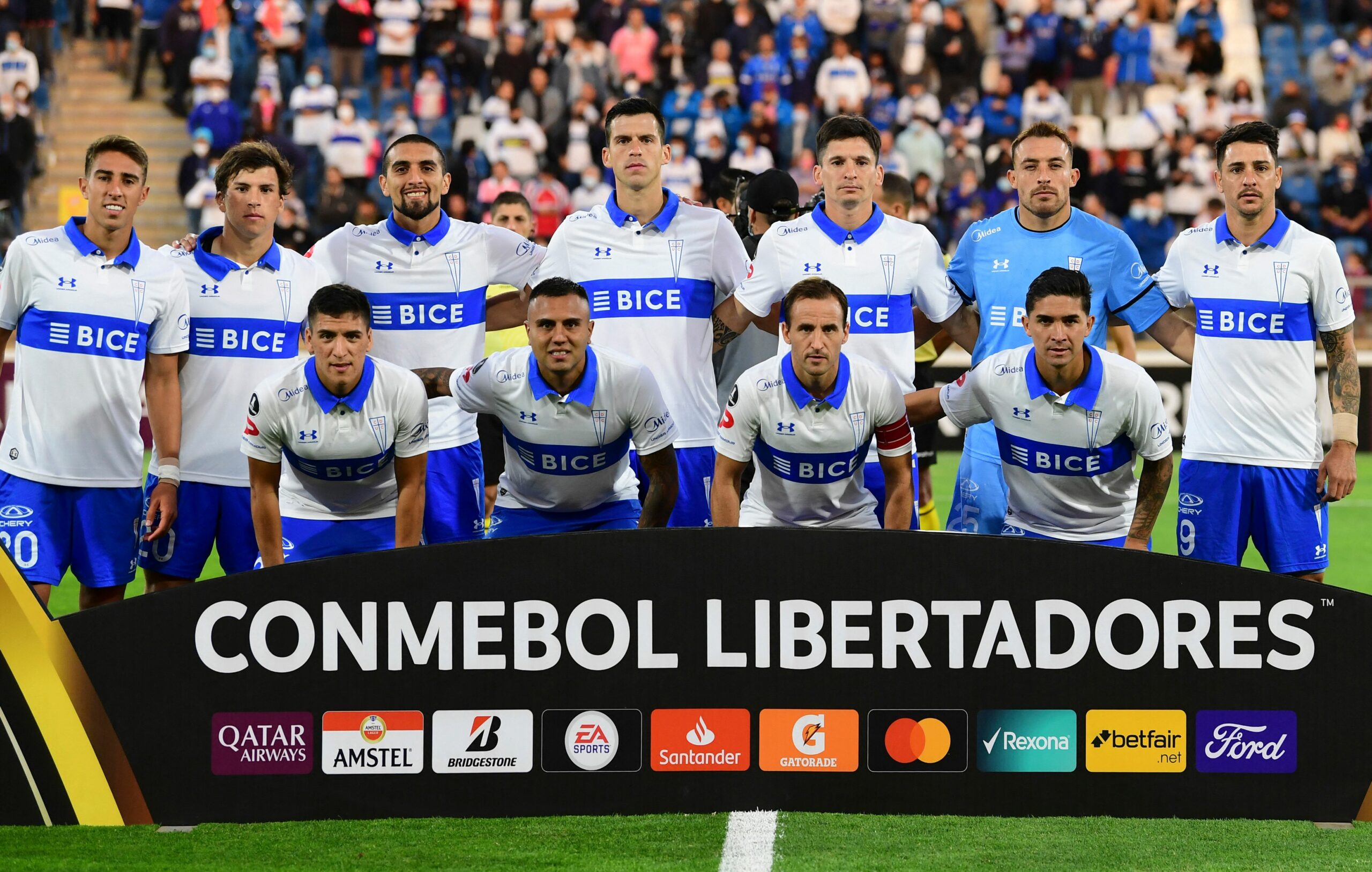 Chile's Universidad Catolica players pose for a picture before their Copa Libertadores group stage first leg football match against Peru's Sporting Cristal at the San Carlos de Apoquindo in Santiago, on April 12, 2022. (Photo by MARTIN BERNETTI / AFP) (Photo by MARTIN BERNETTI/AFP via Getty Images)