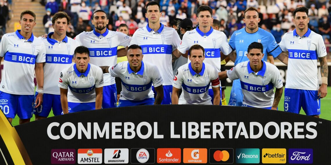 Chile's Universidad Catolica players pose for a picture before their Copa Libertadores group stage first leg football match against Peru's Sporting Cristal at the San Carlos de Apoquindo in Santiago, on April 12, 2022. (Photo by MARTIN BERNETTI / AFP) (Photo by MARTIN BERNETTI/AFP via Getty Images)