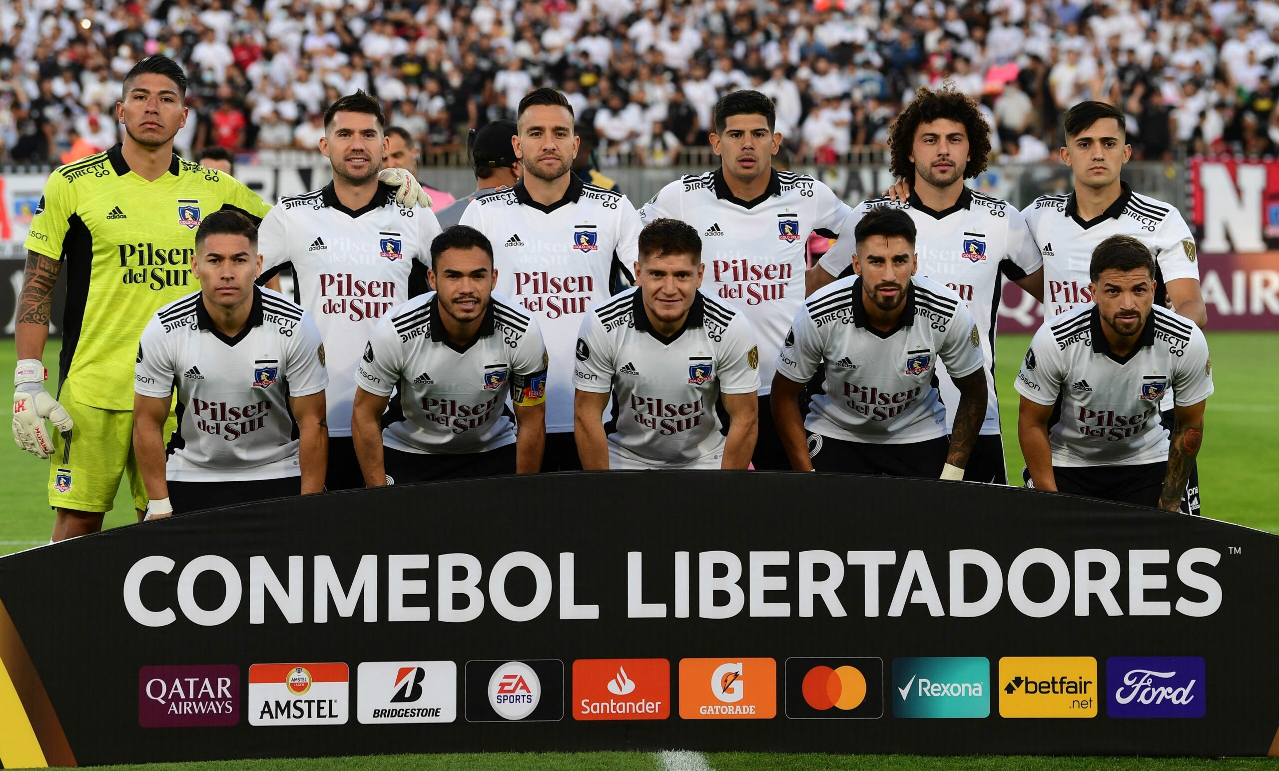 Chile's Colo Colo players pose before their Copa Libertadores group stage first leg football match against Peru's Alianza Lima at the Monumental Stadium in Santiago, on April 13, 2022. (Photo by MARTIN BERNETTI / AFP) (Photo by MARTIN BERNETTI/AFP via Getty Images)