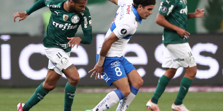 Brazil's Palmeiras Wesley (L) and Chile's Universidad Catolica Ignacio Saavedra vie for the ball during their Copa Libertadores Copa Libertadores round of 16 second leg football match at the Allianz Parque Stadium in Sao Paulo, Brazil, on July 21, 2021. (Photo by Sebastiao Moreira / POOL / AFP) (Photo by SEBASTIAO MOREIRA/POOL/AFP via Getty Images)