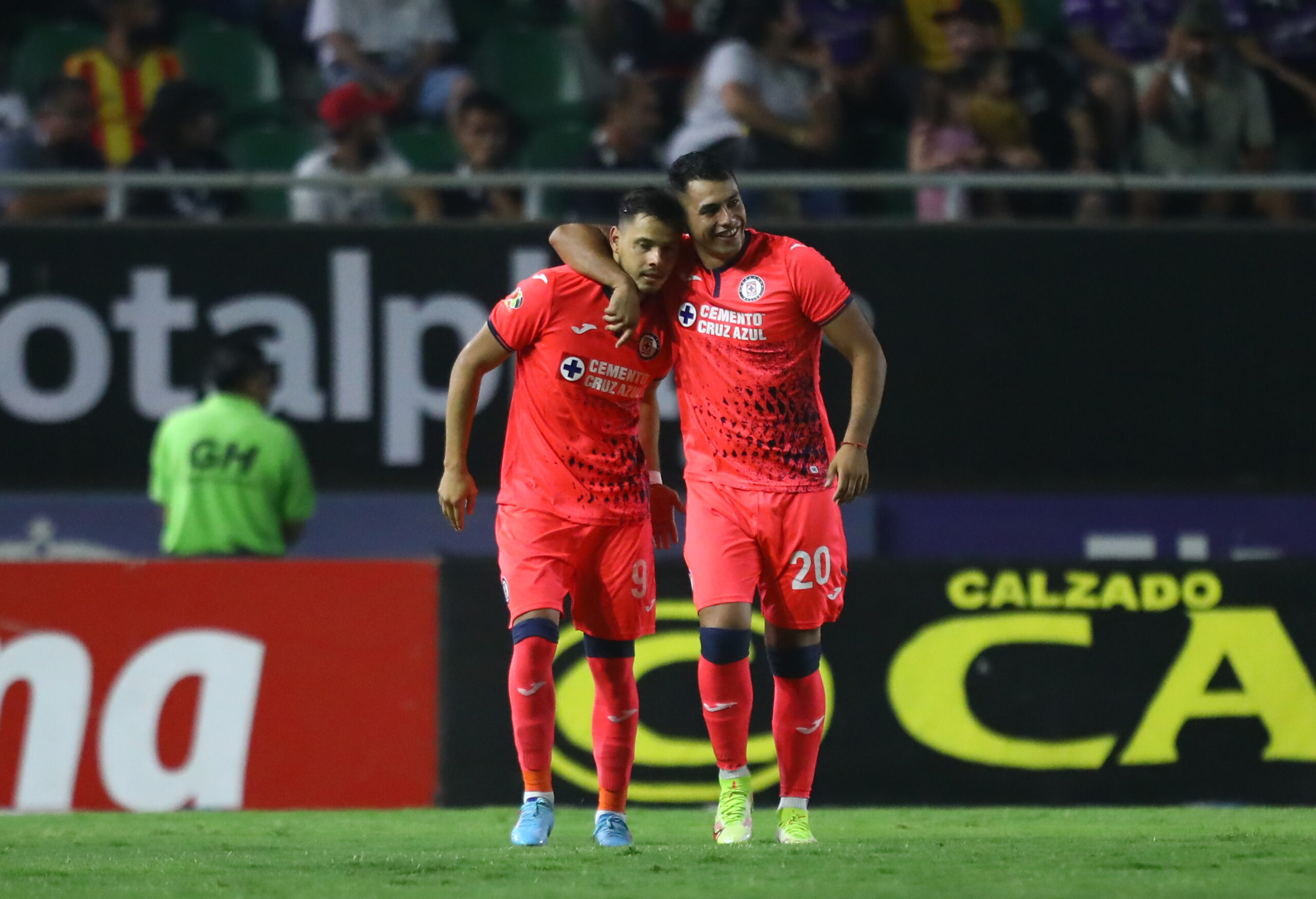 MAZATLAN, MEXICO - APRIL 08: Angel Romero and Ivan Morales of Cruz Azul celebrate the first goal of their team during the 13th round match between Mazatlan FC and Cruz Azul as part of the Torneo Grita Mexico C22 Liga MX at Kraken Stadium on April 08, 2022 in Mazatlan, Mexico. (Photo by Sergio Mejia/Getty Images)