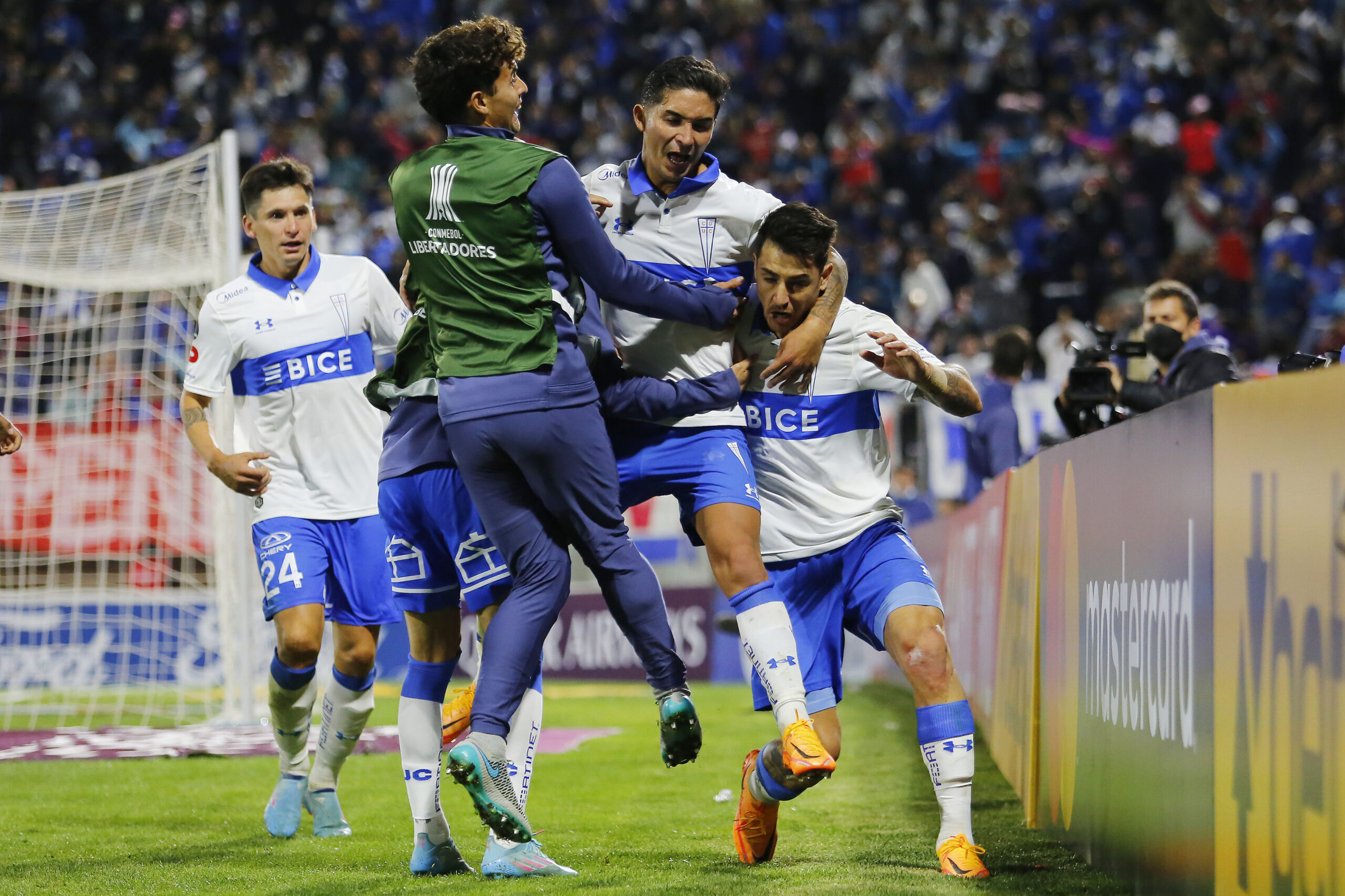 SANTIAGO, CHILE - APRIL 12: Fernando Zampedri (R) of Universidad Catolica celebrates with teammates after scoring the second goal of his team during a match between Universidad Catolica and Sporting Cristal as part of Copa CONMEBOL Libertadores 2022 at San Carlos de Apoquindo Stadium on April 12, 2022 in Santiago, Chile. (Photo by Marcelo Hernandez/Getty Images)