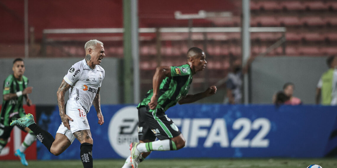 El chileno Eduardo Vargas se lesiona en el encuentro entre el Atlético Mineiro y el América-MG