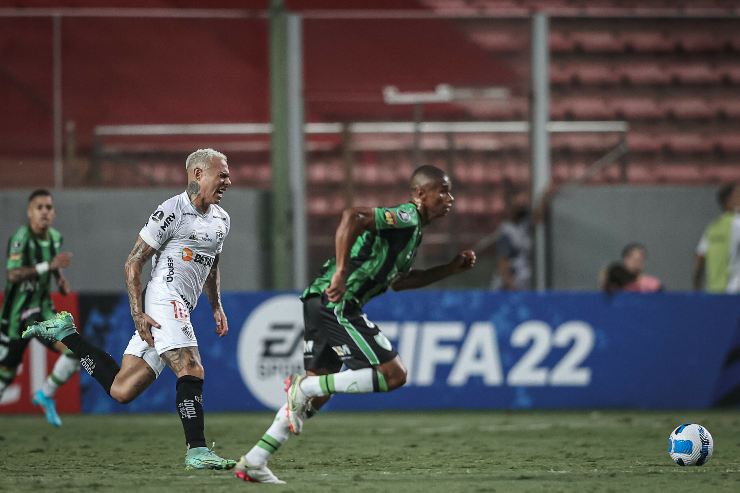 El chileno Eduardo Vargas se lesiona en el encuentro entre el Atlético Mineiro y el América-MG