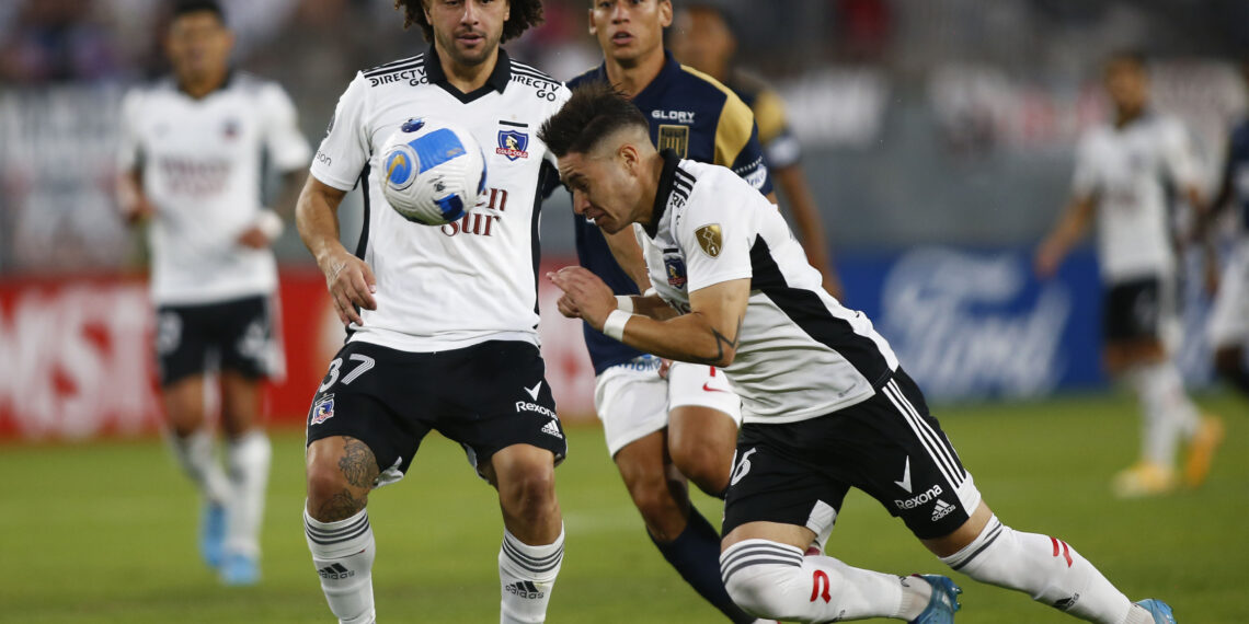 SANTIAGO, CHILE - APRIL 13: Oscar Opazo (R) of Colo Colo heads the ball during a match between Colo Colo and Alianza Lima as part of Copa CONMEBOL Libertadores 2022 at Monumental David Arellano Stadium on April 13, 2022 in Santiago, Chile. (Photo by Marcelo Hernandez/Getty Images)