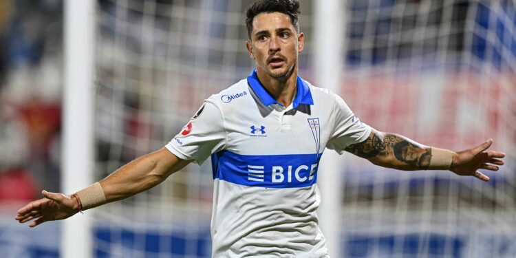 Chile's Universidad Catolica Argentine Fernando Zampedri celebrates after scoring against Peru's Sporting Cristal during the Copa Libertadores group stage first leg football match, at the San Carlos de Apoquindo in Santiago, on April 12, 2022. (Photo by MARTIN BERNETTI / AFP) (Photo by MARTIN BERNETTI/AFP via Getty Images)