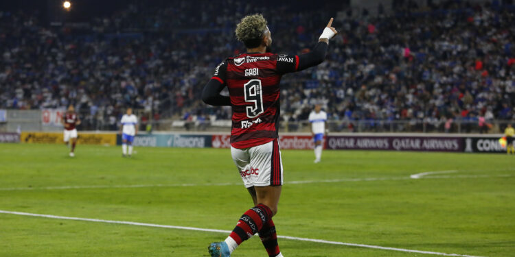 SANTIAGO, CHILE - APRIL 28: Gabriel of Flamengo (C) celebrates with teammates after scoring the second goal of his team during a match between Universidad Catolica and Flamengo as part of Copa CONMEBOL Libertadores 2022 at Estadio San Carlos de Apoquindo on April 28, 2022 in Santiago, Chile. (Photo by Marcelo Hernandez/Getty Images)