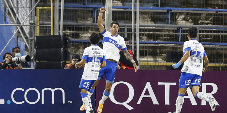 SANTIAGO, CHILE - APRIL 28: Fernando Zampedri of Universidad Catolica and teammates celebrate the first goal of their team scored by an own goal from Mauricio Isla of Flamengo during a match between Universidad Catolica and Flamengo as part of Copa CONMEBOL Libertadores 2022 at Estadio San Carlos de Apoquindo on April 28, 2022 in Santiago, Chile. (Photo by Marcelo Hernandez/Getty Images)